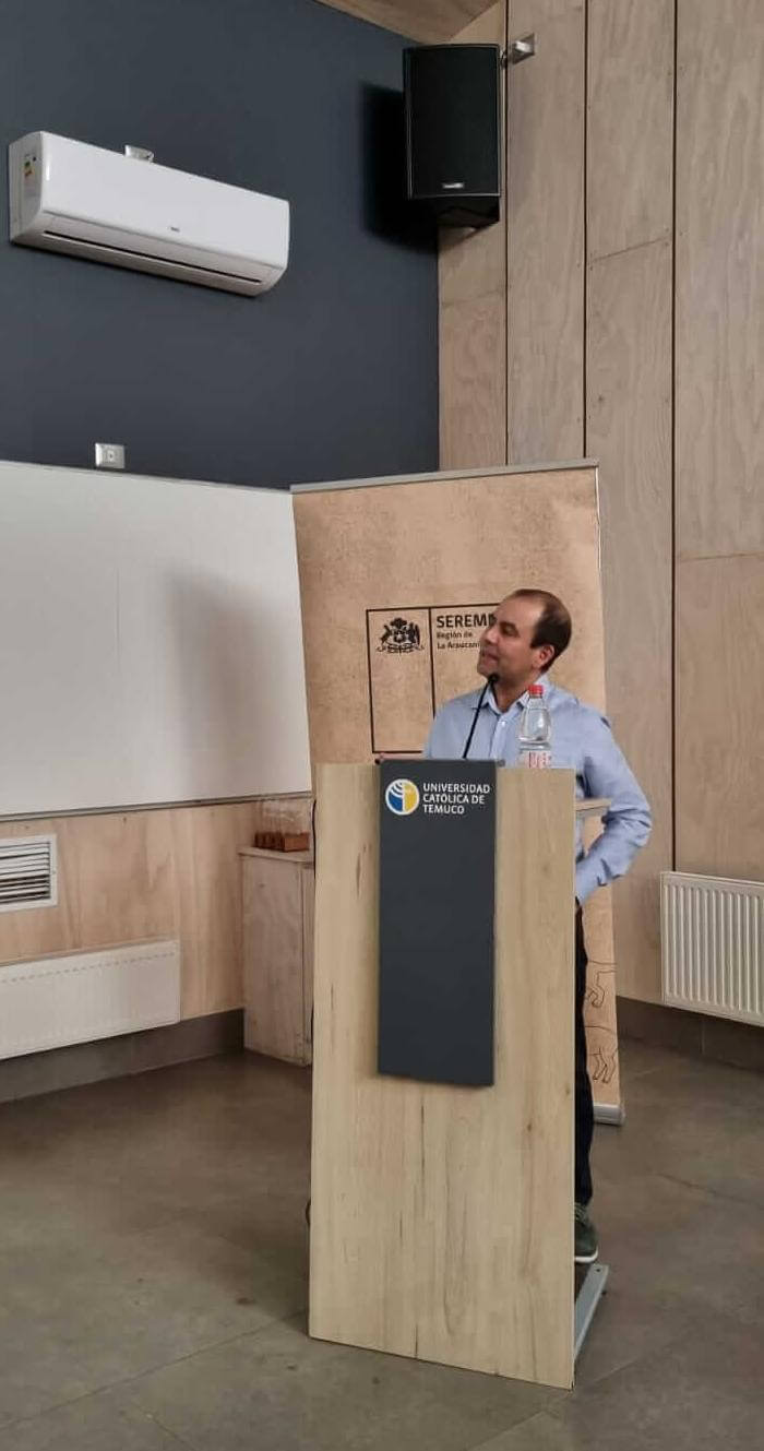 Dr. Zambrano-Bigiarini exponiendo