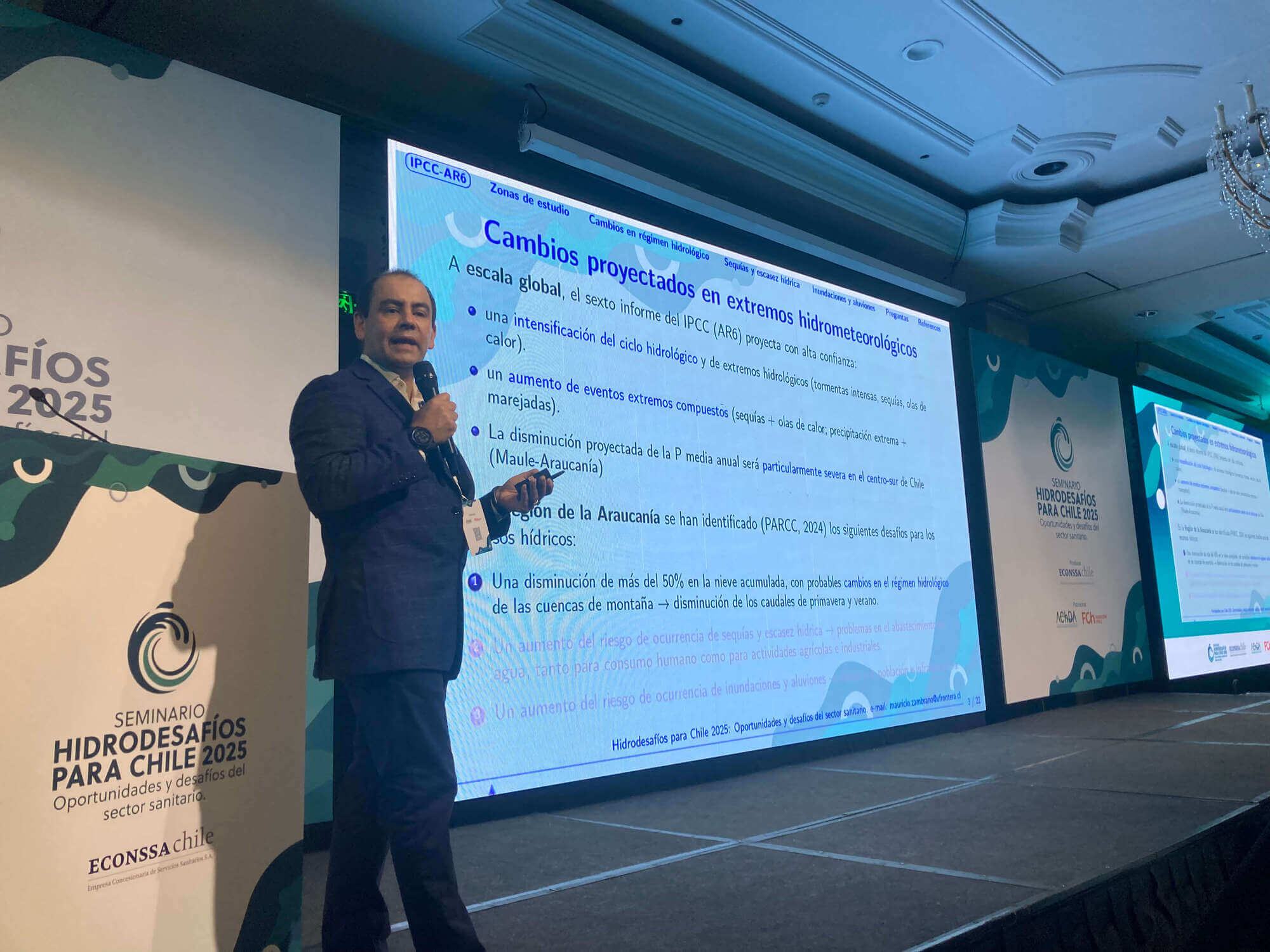 Dr. Mauricio Zambrano-Bigiarini presentando en el Seminario Hidrodesafíos para Chile 2025
